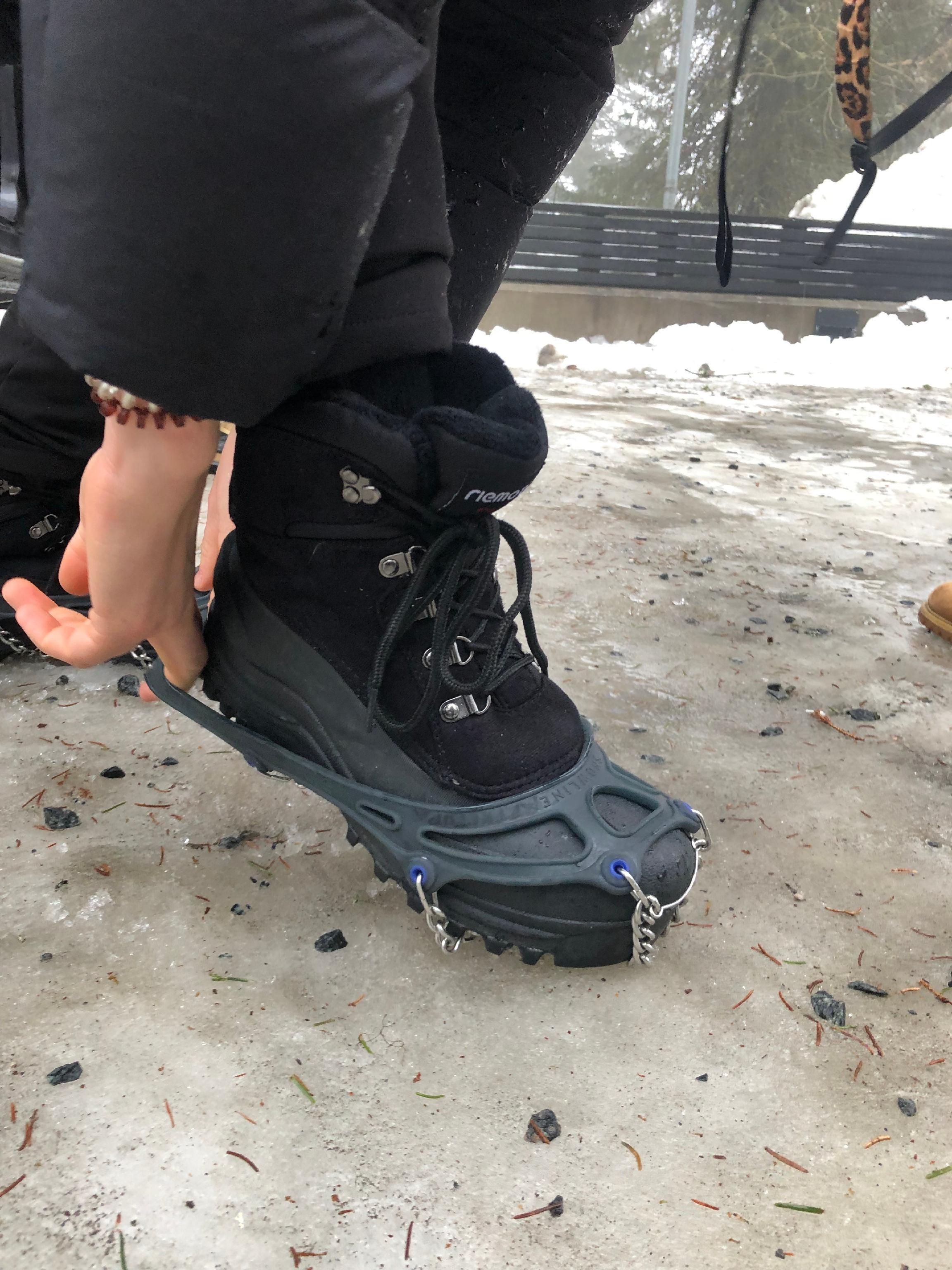 Sich Spikes an die Schuhe zu schnallen, ist in Nordkarelien keine Seltenheit. Die spannende Reisereportage zu dieser Bildergalerie lesen Sie hier.