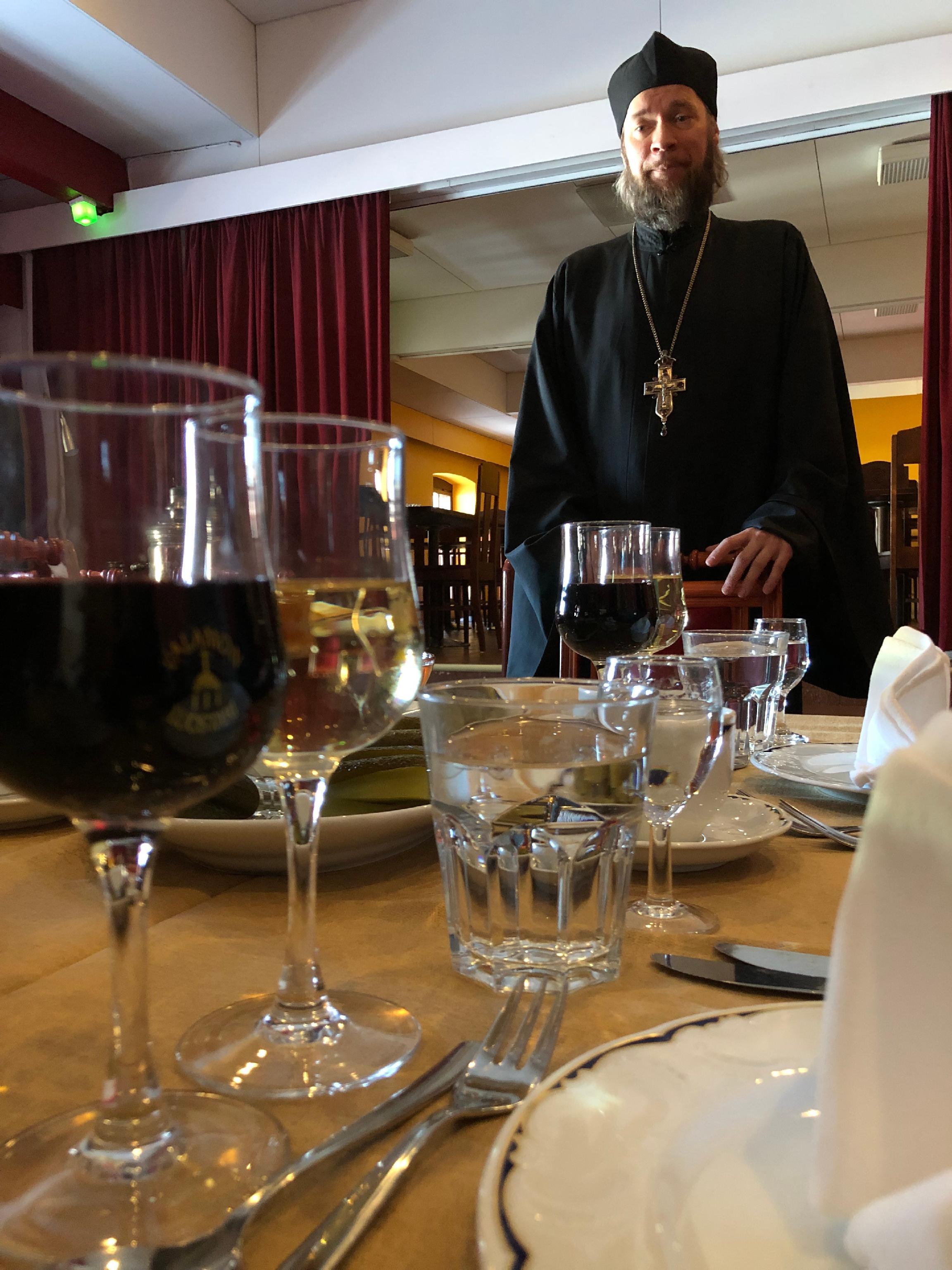 Im Kloster hergestellter Weißwein und Rotwein sowie die hier gebackenen karelischen Piroggen präsentiert Bruder Michael, das Oberhaupt von Valamo, seinen Gästen schon zum Mittagstisch.