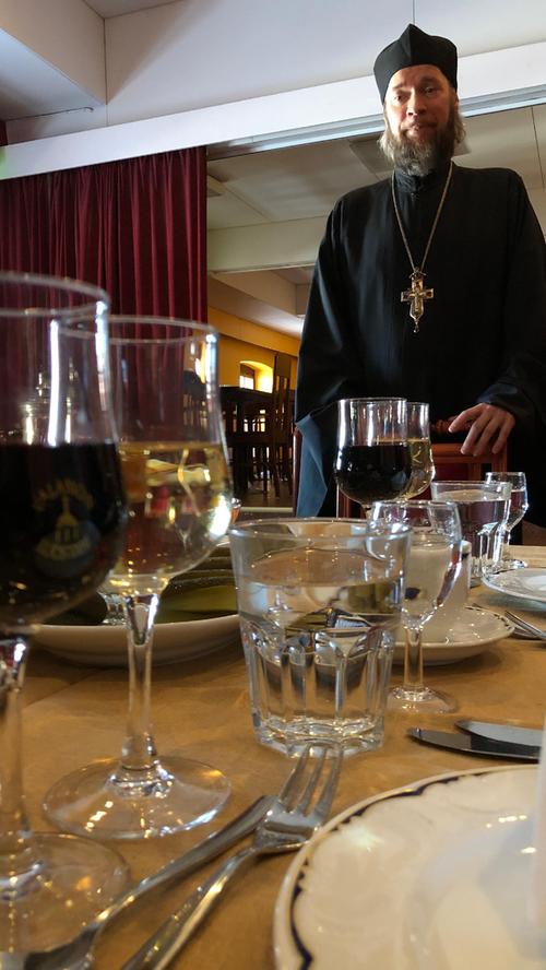 Im Kloster hergestellter Weißwein und Rotwein sowie die hier gebackenen karelischen Piroggen präsentiert Bruder Michael, das Oberhaupt von Valamo, seinen Gästen schon zum Mittagstisch.