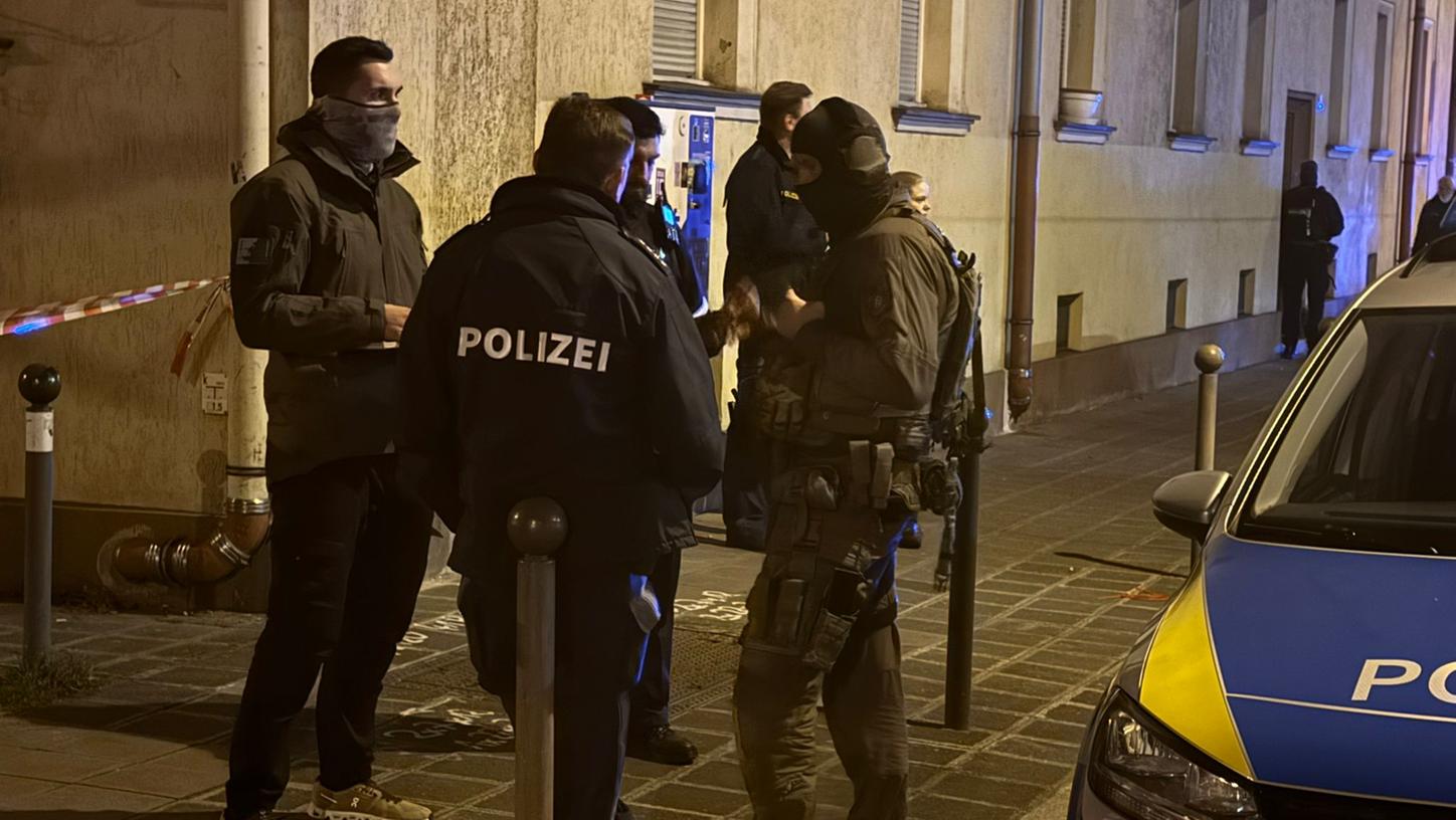 Am Dienstagabend rückten Spezialeinheiten in den Nürnberger Süden aus. Am Dienstagabend rückten Spezialeinheiten in den Nürnberger Süden aus.