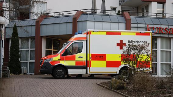 Essen gerät in Fürther Altenheim in Brand: Drei Personen von Rettungsdienst versorgt