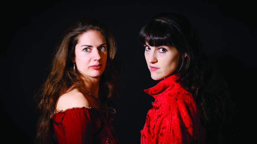 Sophie Tassignon und Susanne Folk sind zwei in Berlin ansässige Sängerinnen, die in verschiedenen Ensembles mitwirken. Am Sonntag treten sie unter dem Namen Aziola im DB Museum auf. Begleitet werden sie dabei von einem Bassisten und Saxofonisten. Beginn: 11 Uhr.