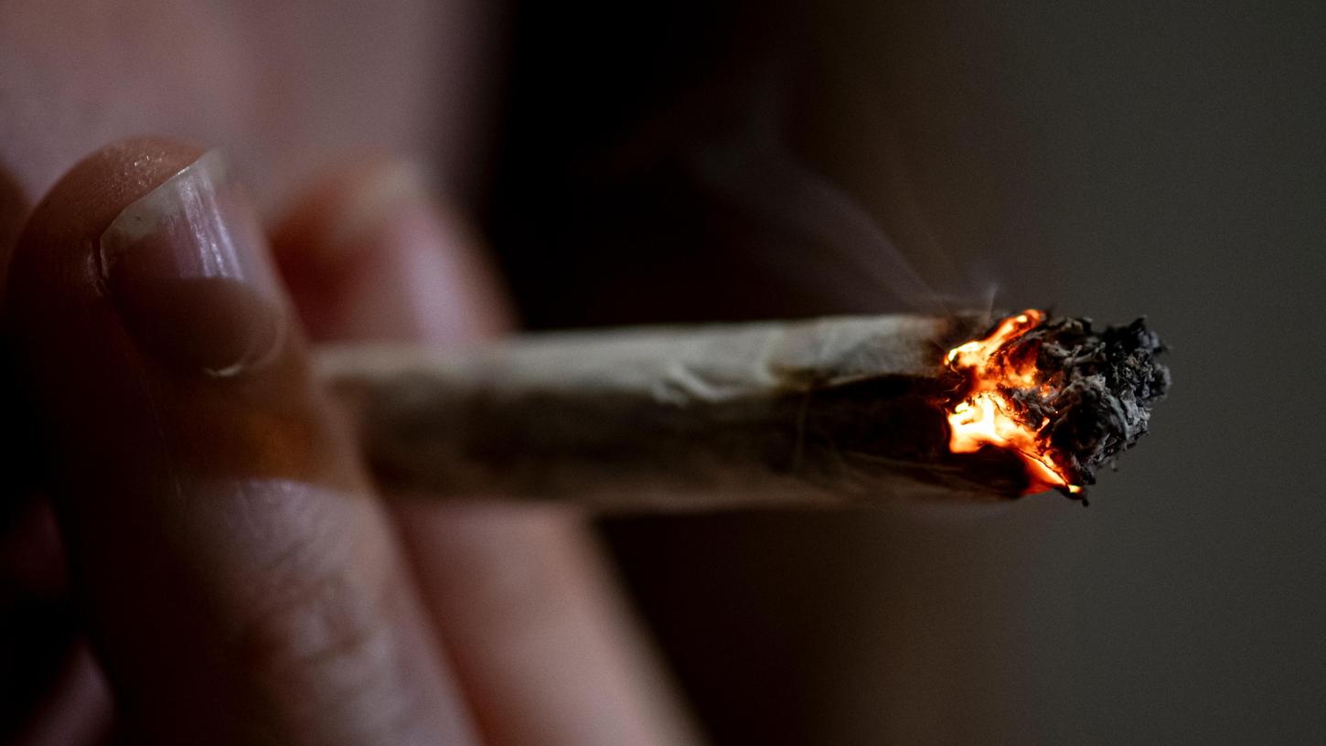 Eine Person raucht einen Joint. In Bayern ist dies eher unerwünscht - trotz der geplanten Legalisierung.