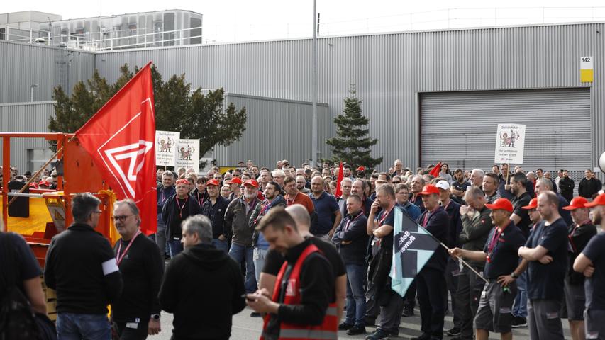 Zahlreiche Mitarbeiter des Bosch-Werkes kamen ab 13.30 Uhr im Rahmen einer Betriebsversammlung vor dem Haupttor in der Zweibrückener Straße zusammen. 