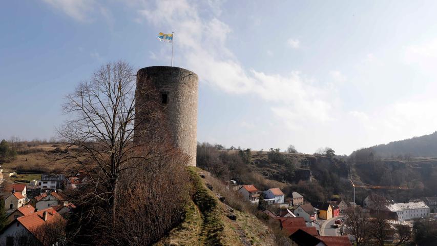 Über dem Ort Hohenfels thront die Burg Hohenfels. Sie wurde zu Beginn des 12. Jahrhunderts auf dem Felsrücken über den Quellen des Forellenbaches, der damals aber noch Laaber hieß, als Stammsitz des Adelsgeschlechtes der "Hohenfelser" errichtet. Da die Burg im 19. Jahrhundert verkauft und als Steinbruch genutzt wurde, ist heute nur noch eine Ruine zu sehen. Erhalten blieb der runde Bergfried, der auf einer Felsspitze erbaute wurde.