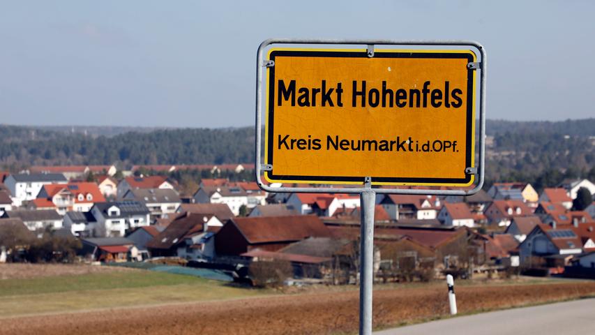 Abseits der großen Verkehrsströme ist der Markt Hohenfels besonders durch den gleichnamigen Truppenübungsplatz bekannt. Die Geschicke des Marktes sind eng mit dem Truppenübungsplatz verbunden.