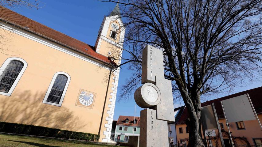 Neben der Pfarrkirche  St. Ulrich am Marktplatz ist auch dieser Gedenkstein mit dem Wappen von Hohenfels und der Aufschrift "Hohenfelser Land" zu sehen.