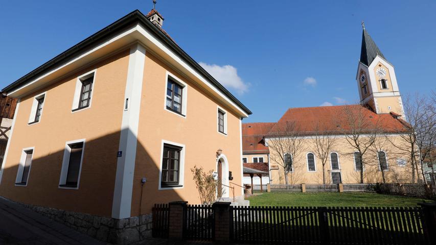 Das Katholische Pfarrhaus, das zwischen 1721 und 1724 erbaut wurde, und neben der Pfarrkirche steht, gehört zu den Baudenkmälern in Hohenfels.