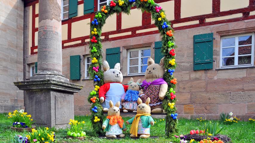 Eine süße Hasenfamilie gibt es in Kornburg.