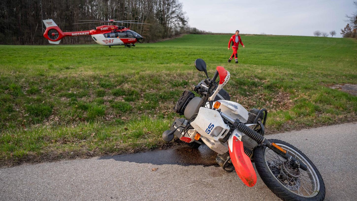 Der Fahrer war mit seinem Motorrad zwischen Minettenheim und Uttenhofen unterwegs, als es zur Kollision mit einem Reh kam. 