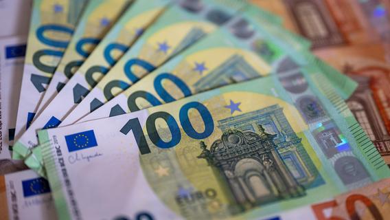 10.000 Euro Bargeld, Drogen und eine Waffe: Geldwäsche-Verdacht nach Kontrolle auf der A6 in Franken