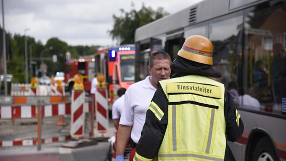 Auto kracht in Omnibus: Vier Schüler in Bamberg mit Verletzungen in Klinik gebracht
