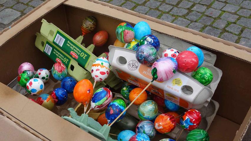Die Kids hatten emsig für eine volle Kiste bunter Eier gesorgt.