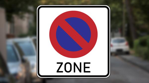 Eingeschränkte Halteverbotszone: Es beginnt eine eingeschränkte Halteverbotszone, die den gesamten Bereich betrifft. Es gelten die gleichen Regeln wie beim eingeschränkten Halteverbot.