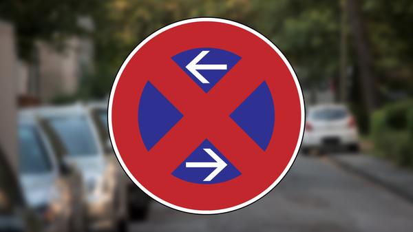 Absolutes Halteverbotsschild mit zwei Pfeilen: Die Pfeile zeigen eine Fortsetzung des absoluten Halteverbots an.
