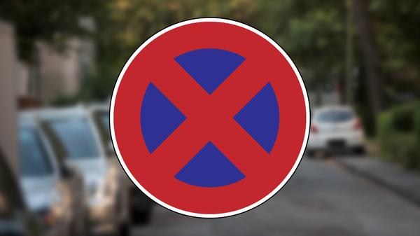 Absolutes Halteverbot: Das Abstellen eines Fahrzeugs ist in diesem Bereich in jedem Fall verboten. Weder parken noch halten sind erlaubt. Eventuell gibt es Zusatzschilder, die gewisse Verkehrsteilnehmer davon ausnehmen, zum Beispiel Motorräder. Auch können gewisse Uhrzeiten unterhalb des Schilds stehen, die die Geltungsdauer des Verbots anzeigen.