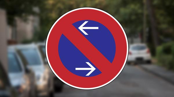 Eingeschränktes Halteverbotsschild mit zwei Pfeilen: Die Pfeile zeigen eine Fortsetzung des eingeschränkten Haltverbots an.