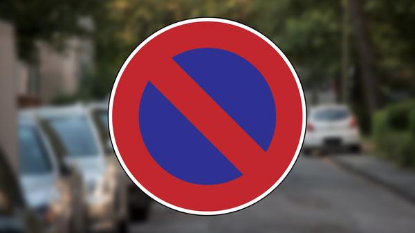 Eingeschränktes Halteverbot: An dieser Stelle ist das Parken verboten, nicht das Halten. Wollen Sie also maximal drei Minuten stehen bleiben und befinden sich in unmittelbarer Nähe des Fahrzeugs, ist das erlaubt. Eventuell gibt es Zusatzschilder, die gewisse Verkehrsteilnehmer davon ausnehmen, zum Beispiel Motorräder. Auch können gewisse Uhrzeiten unterhalb des Schilds stehen, die die Geltungsdauer des Verbots anzeigen.
