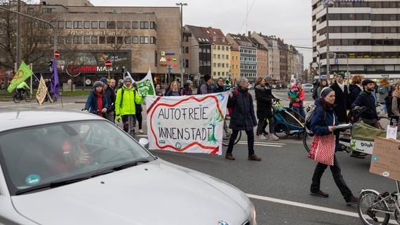 Staugefahr am Samstag in Nürnberg: Demo gegen Parkplätze und für mehr Grünflächen