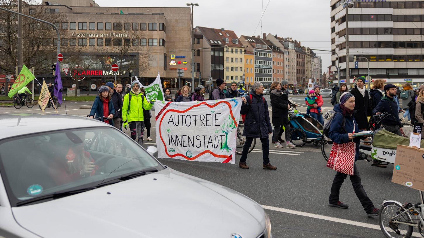 Am 1. März wurde im Rahmen des Bundeweiten Klimastreiks auch für eine autofreie Innenstadt in Nürnberg demonstriert. Am Samstag kommt es zur nächsten Kundgebung, wieder wird auch gegen Autos protestiert.