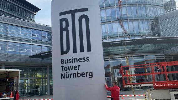 Silbergrau statt blau: Der Business Tower Nürnberg hat ein neues Schild für seine Mieter