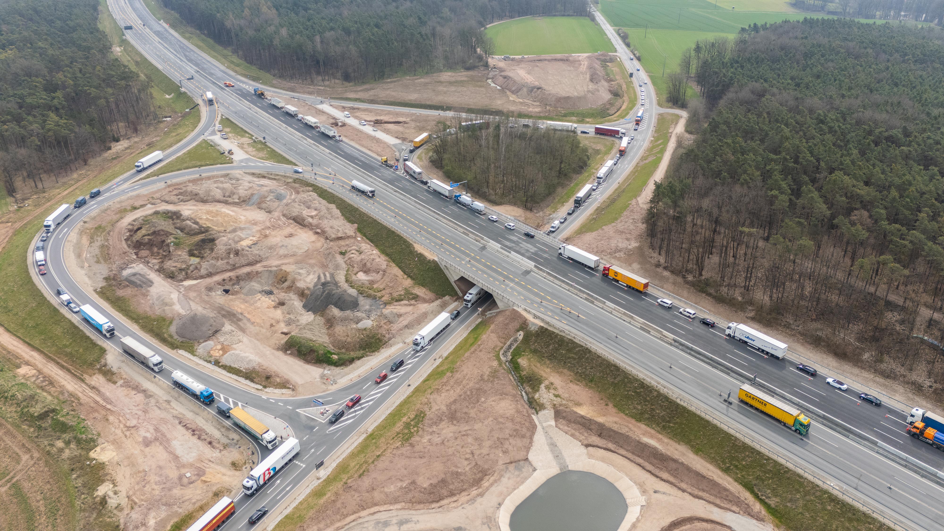 Am Mittwochabend kam es auf der Baustelle der A3, zwischen den Anschlussstellen Höchstadt-Nord und Höchstadt Ost zu einem Arbeitsunfall. Am Mittwochabend kam es auf der Baustelle der A3, zwischen den Anschlussstellen Höchstadt-Nord und Höchstadt Ost zu einem Arbeitsunfall.