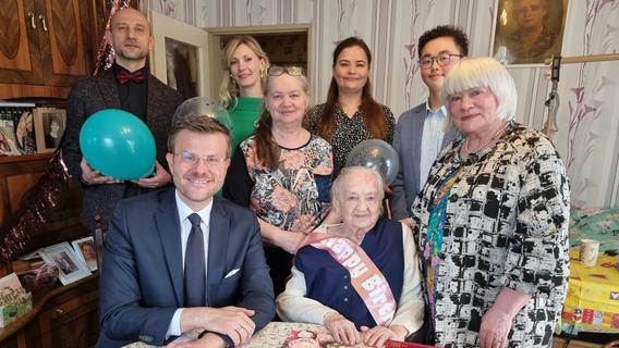 Geburtstagsfeier mit Kuchen und Absatzschuhen: So alt ist die älteste Einwohnerin Nürnbergs