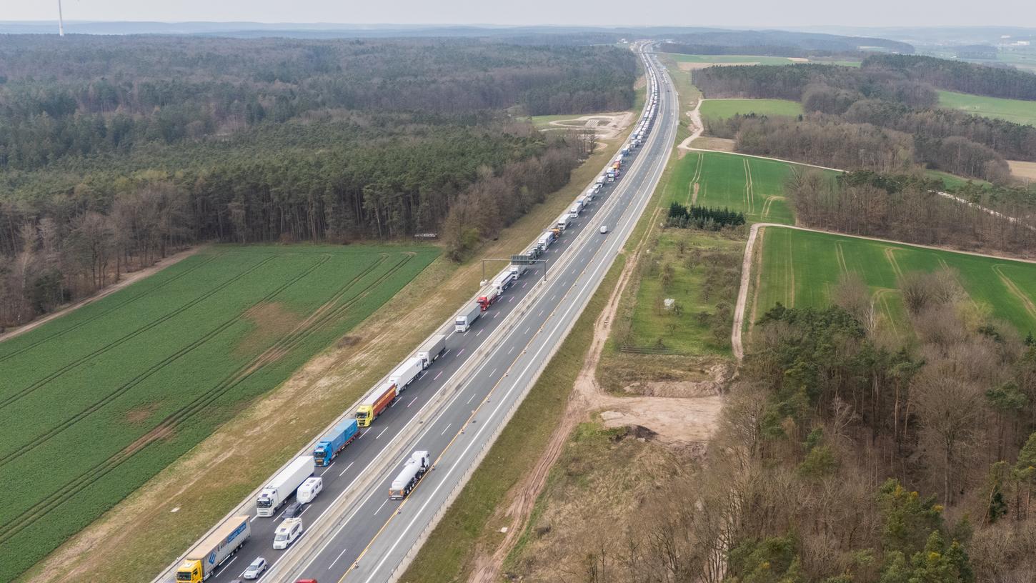 Wegen der kaputten Stromleitungen ist die A3 nach ersten Staus nun komplett gesperrt. Wegen der kaputten Stromleitungen ist die A3 nach ersten Staus nun komplett gesperrt.