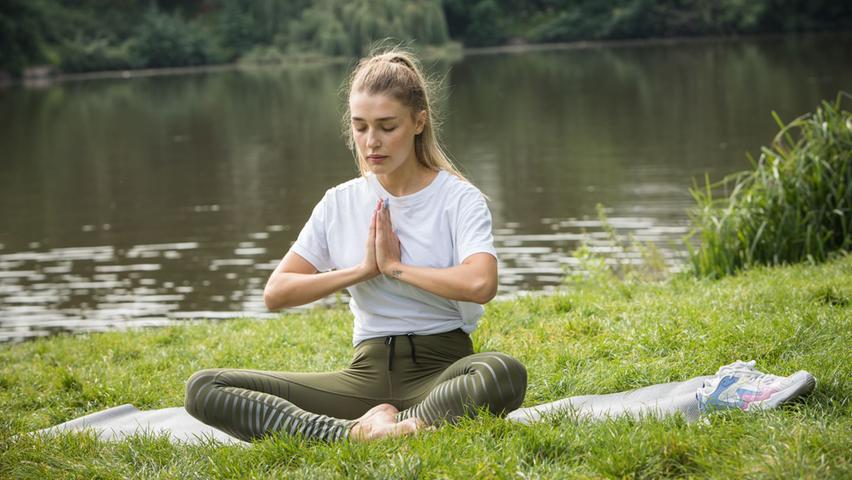 Eine Meditations-App kann dabei helfen sich im Alltag öfter zu entspannen.