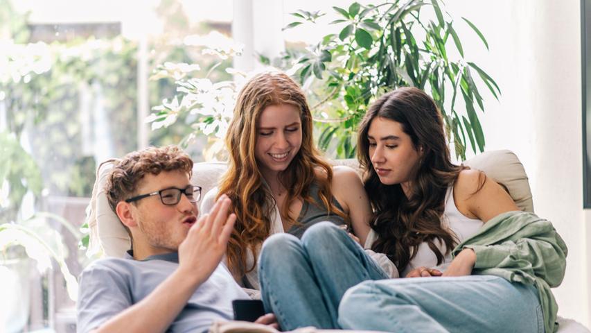Mindestens einmal pro Woche: Mit Freunden Zeit verbringen ist wichtig für die Psyche. Mindestens einmal pro Woche: Mit Freunden Zeit verbringen ist wichtig für die Psyche.