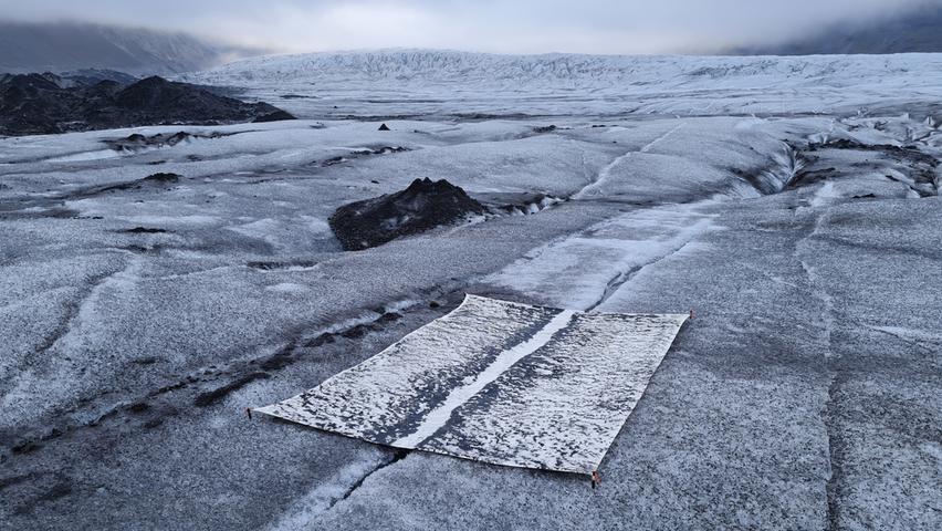 Eine Gletscherspalte, festgehalten auf Leinwand.