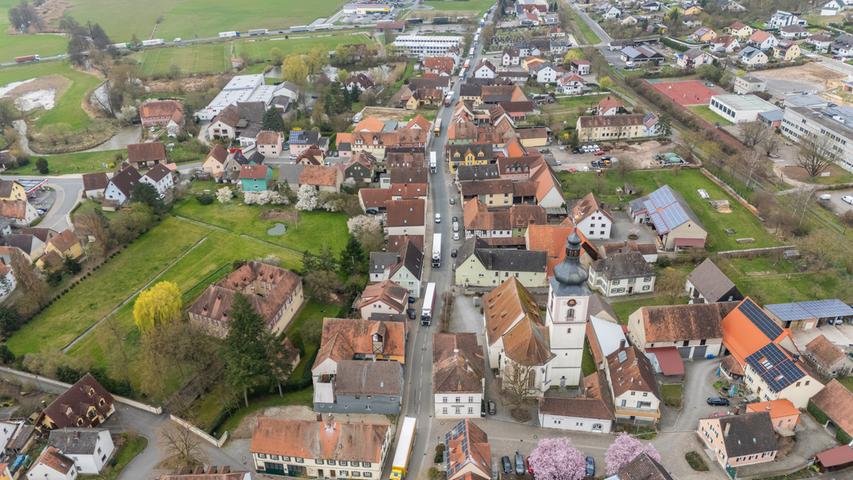 Die Umleitung führt durch die in der Nähe liegende Ortschaft, wo es ebenfalls zu stockendem Verkehr und einem Staugelage kommt. Die Umleitung führt durch die in der Nähe liegende Ortschaft, wo es ebenfalls zu stockendem Verkehr und einem Staugelage kommt.