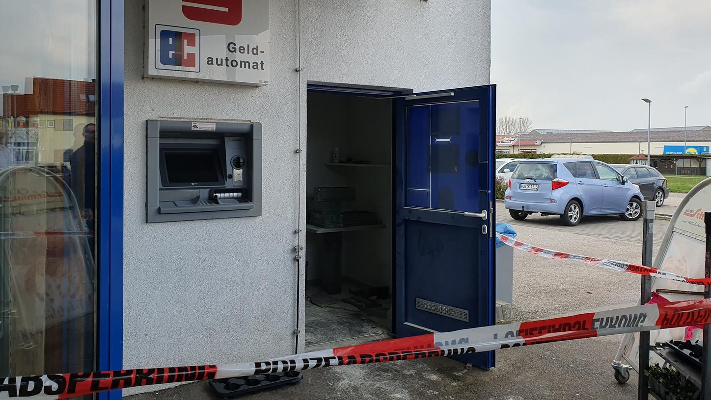 Das Absperrband flattert im Wind: Dieser Geldausgabeautomat wurde in Gunzenhausen aufgebrochen. Das Absperrband flattert im Wind: Dieser Geldausgabeautomat wurde in Gunzenhausen aufgebrochen.