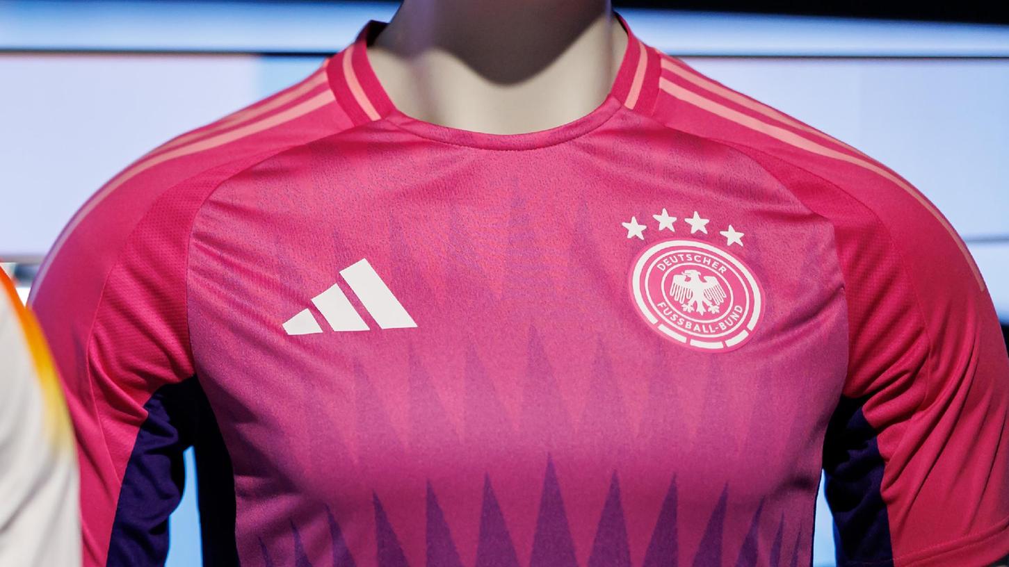 Adidas stellte erst vor Kurzem in Herzogenaurach die Trikots für die Fußball-WM vor - nun bekommt der Sportartikelhersteller eine Absage vom DFB.