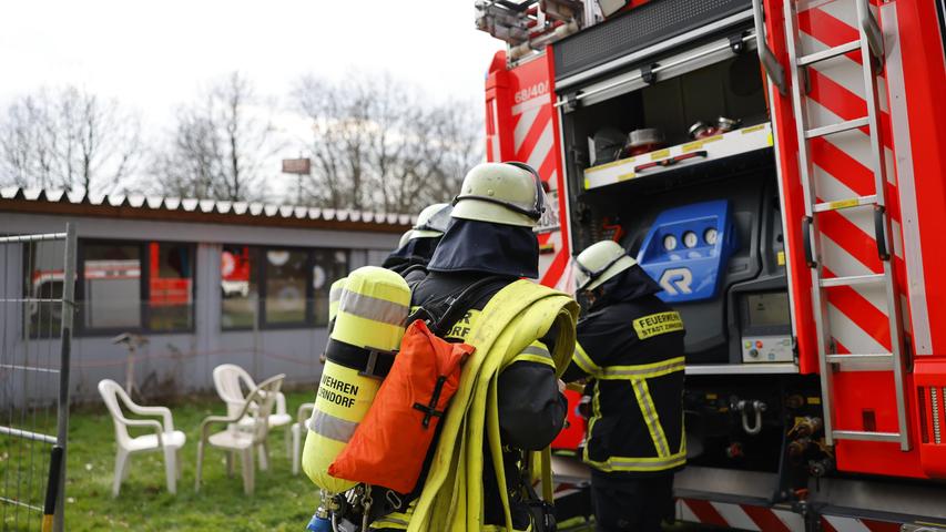 Nach Information des Polizeipräsidiums Mittelfranken brannte es gegen 15.30 Uhr in einer Scheune in der Burgfarrnbacher Straße im Zentrum Zirndorfs. 