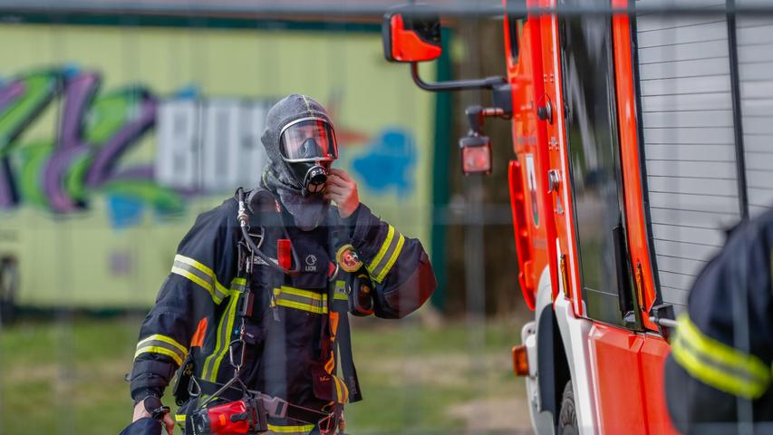 Eine Truppe unter Atemschutz löschte den Brand, anschließend kontrollierten die Feuerwehrleute die Brandstelle noch mit einer Wärmebildkamera. 