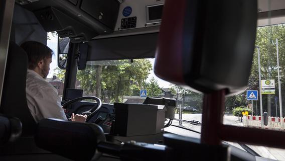 Schubserei und Flaschenwurf im Bus: Fieser Streit zwischen Busfahrer und Fahrgast in Rothenburg
