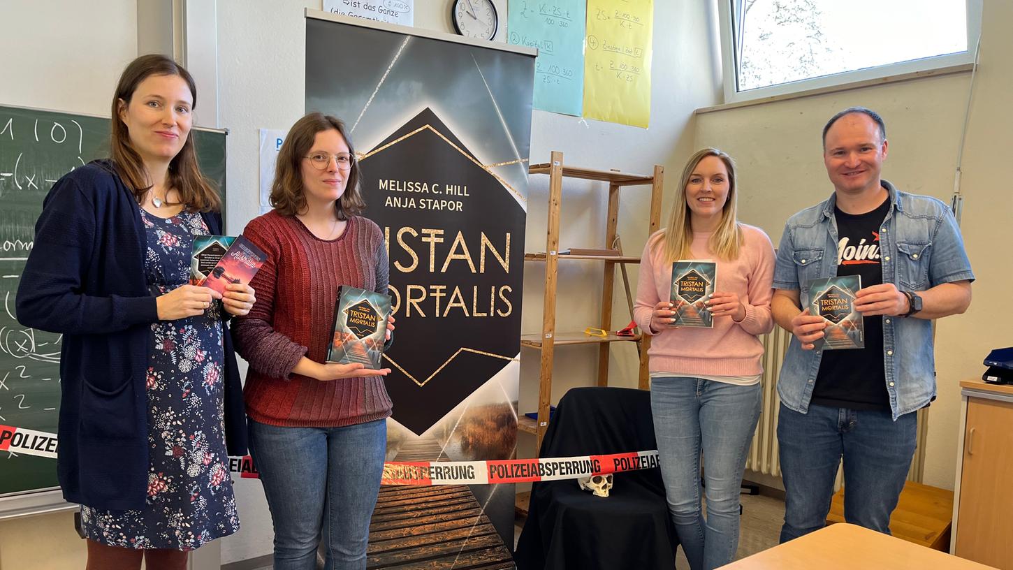 Melissa C. Hill und Anja Stapor lasen an der Stephani-Mittelschule Gunzenhausen aus ihren Büchern "Tristan Mortalis" und "Lupus Noctis" vor. Konrektorin Stefanie Hartl und Jugendsozialarbeiter Thomas Pfaffinger freuten sich zusammen mit den Schülern über die spannenden Eindrücke. Melissa C. Hill und Anja Stapor lasen an der Stephani-Mittelschule Gunzenhausen aus ihren Büchern "Tristan Mortalis" und "Lupus Noctis" vor. Konrektorin Stefanie Hartl und Jugendsozialarbeiter Thomas Pfaffinger freuten sich zusammen mit den Schülern über die spannenden Eindrücke.