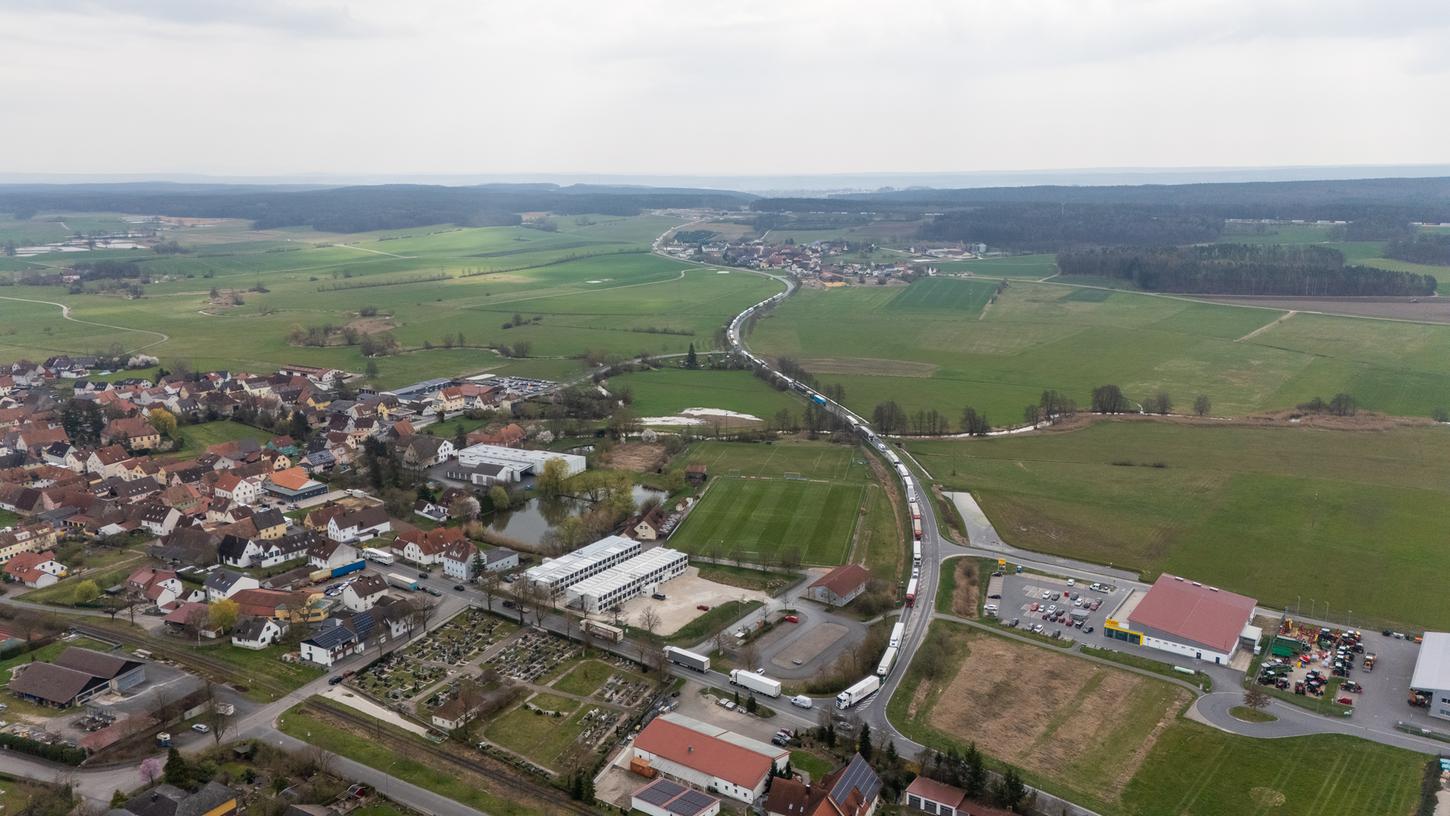 Die Vollsperrung der A3 bei Höchstadt sorgte nicht nur für ein Verkehrschaos auf der Autobahn, sondern auch in den umliegenden Ortschaften, die von der Umleitung betroffen waren. Die Vollsperrung der A3 bei Höchstadt sorgte nicht nur für ein Verkehrschaos auf der Autobahn, sondern auch in den umliegenden Ortschaften, die von der Umleitung betroffen waren.