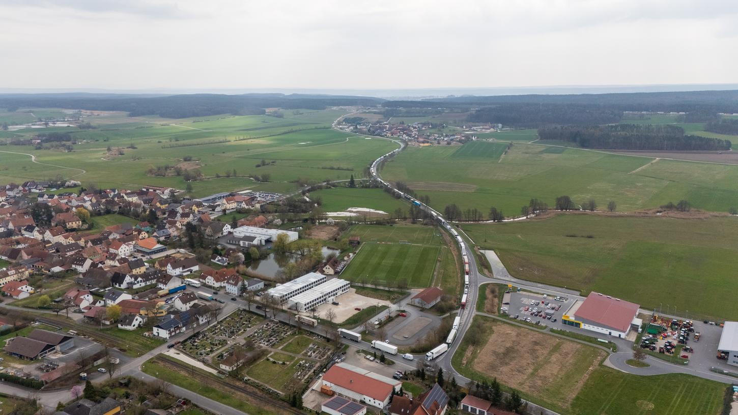 Die Vollsperrung der A3 bei Höchstadt sorgte nicht nur für ein Verkehrschaos auf der Autobahn, sondern auch in den umliegenden Ortschaften, die von der Umleitung betroffen waren.