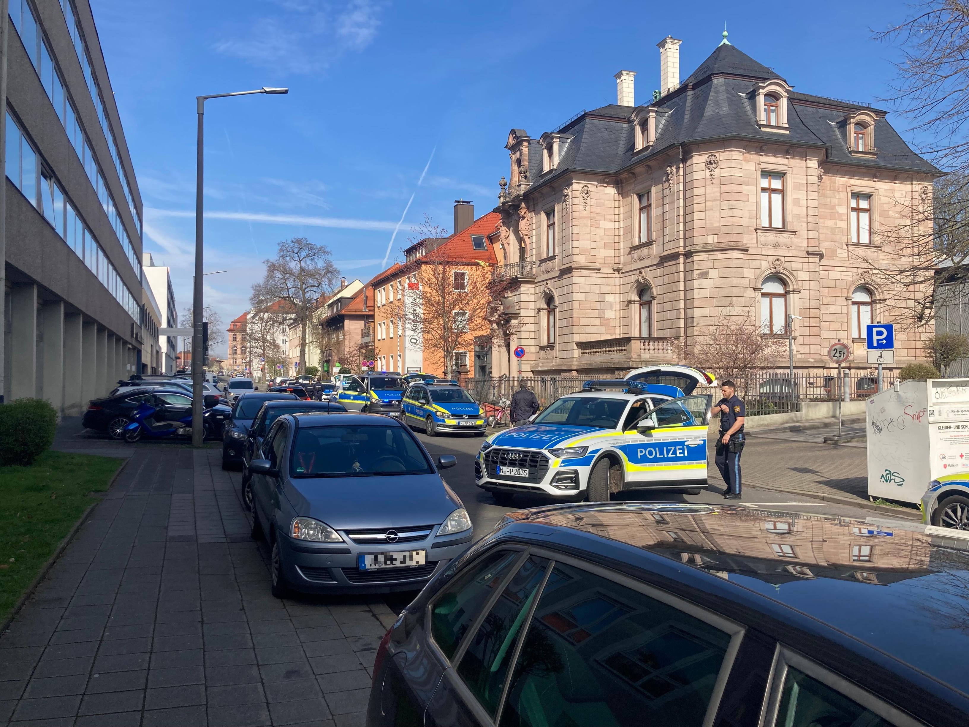 Großeinsatz in der Marienvorstadt: Die Polizei versammelte sich auch in der Blumenstraße in Nürnberg. Großeinsatz in der Marienvorstadt: Die Polizei versammelte sich auch in der Blumenstraße in Nürnberg.