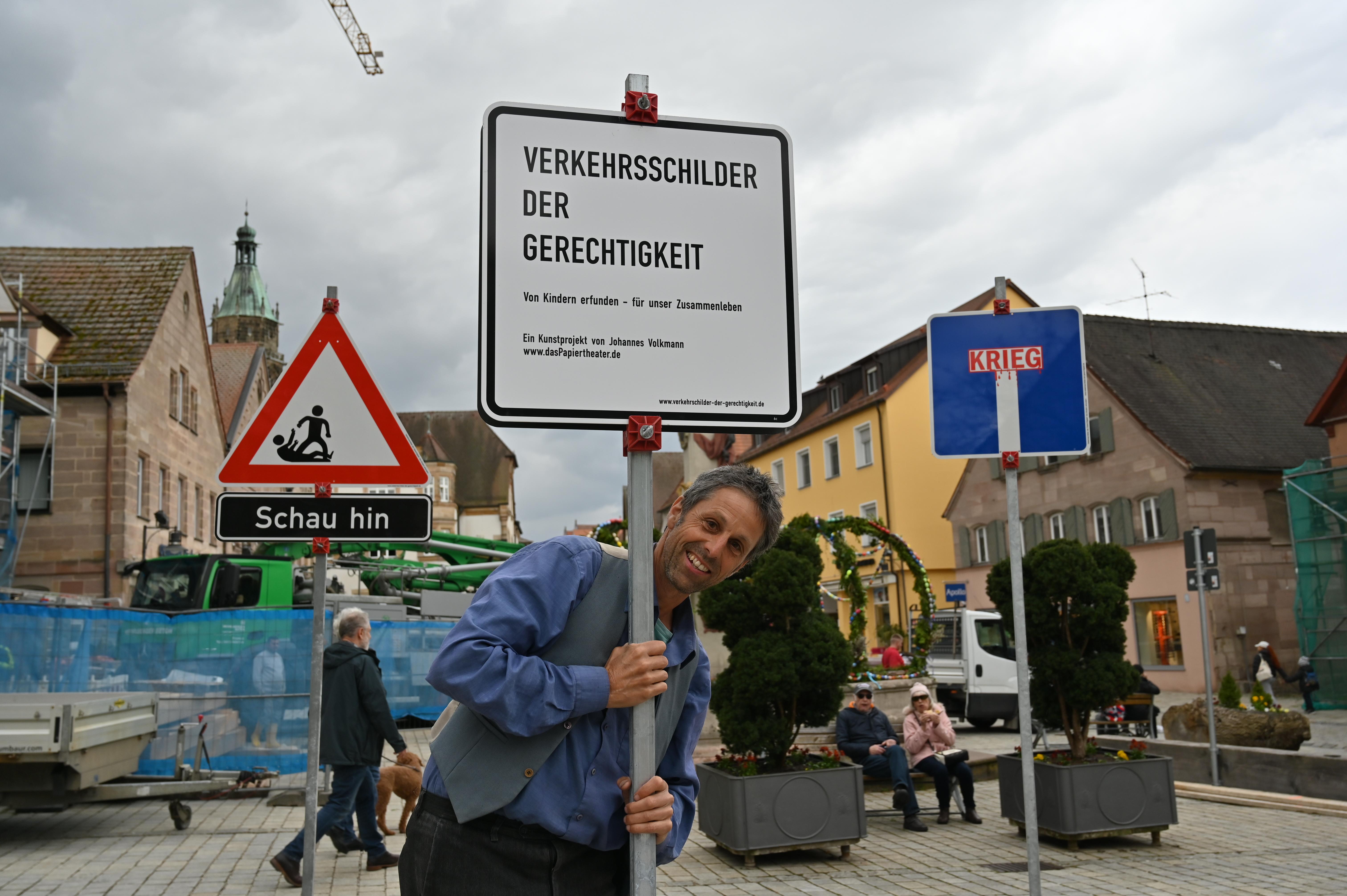 Konzeptkünstler Johannes Volkmann stellt seine "Schilder der Gerechtigkeit" aus