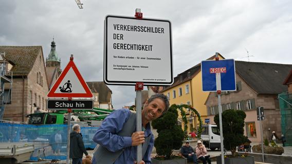Vertraut und doch anders: Im Landkreis Roth gibt's jetzt Verkehrsschilder mit eigener Moral