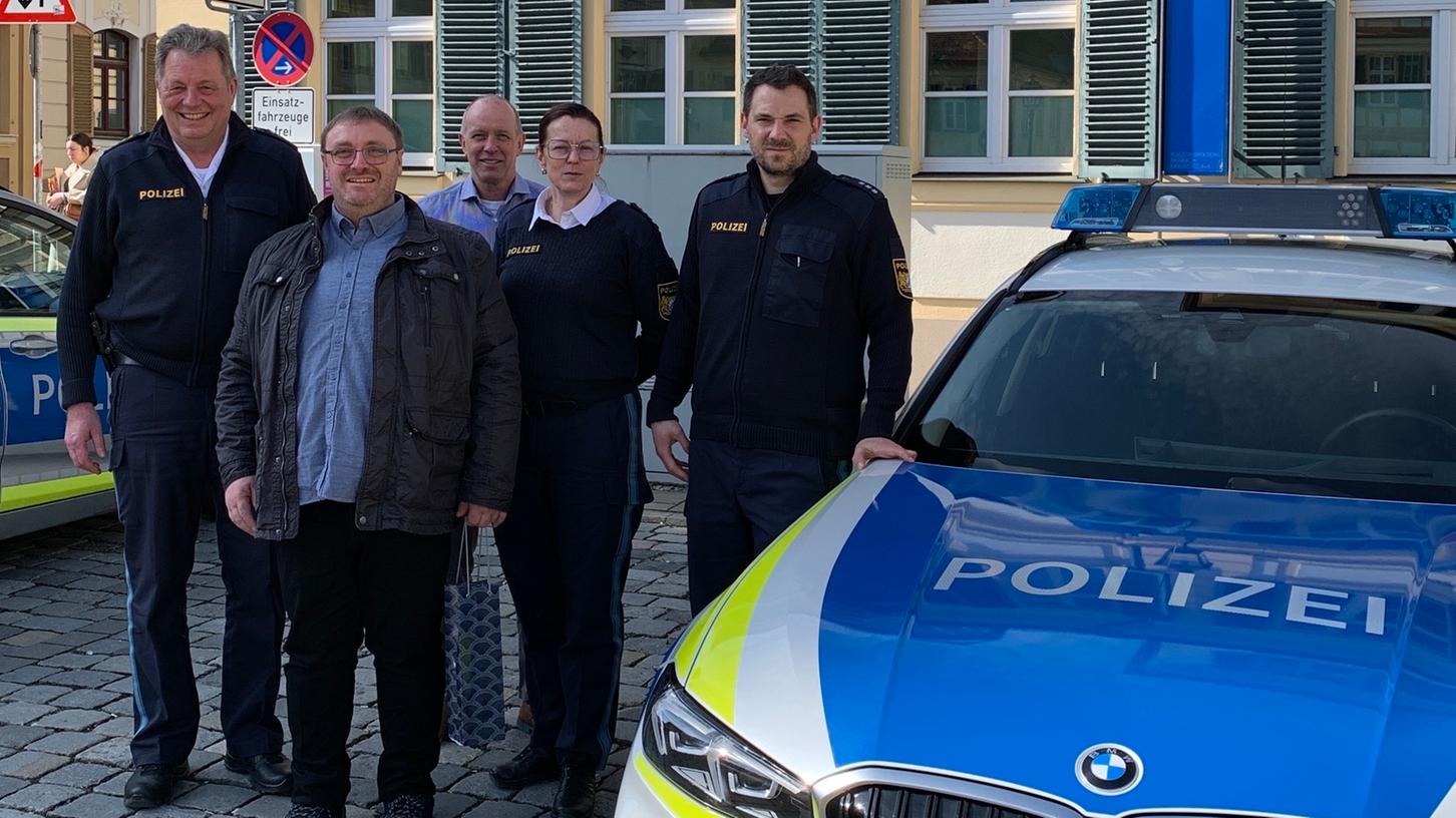 Verantwortliche der Polizei Ansbach bedankten sich bei Franziskus Roth (Zweiter von links).