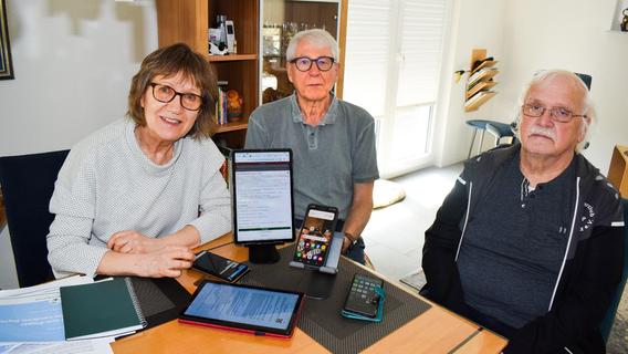 Whatsapp, digitale Fahrpläne, Online-Banking: Senioren an Smartphone und Tablet