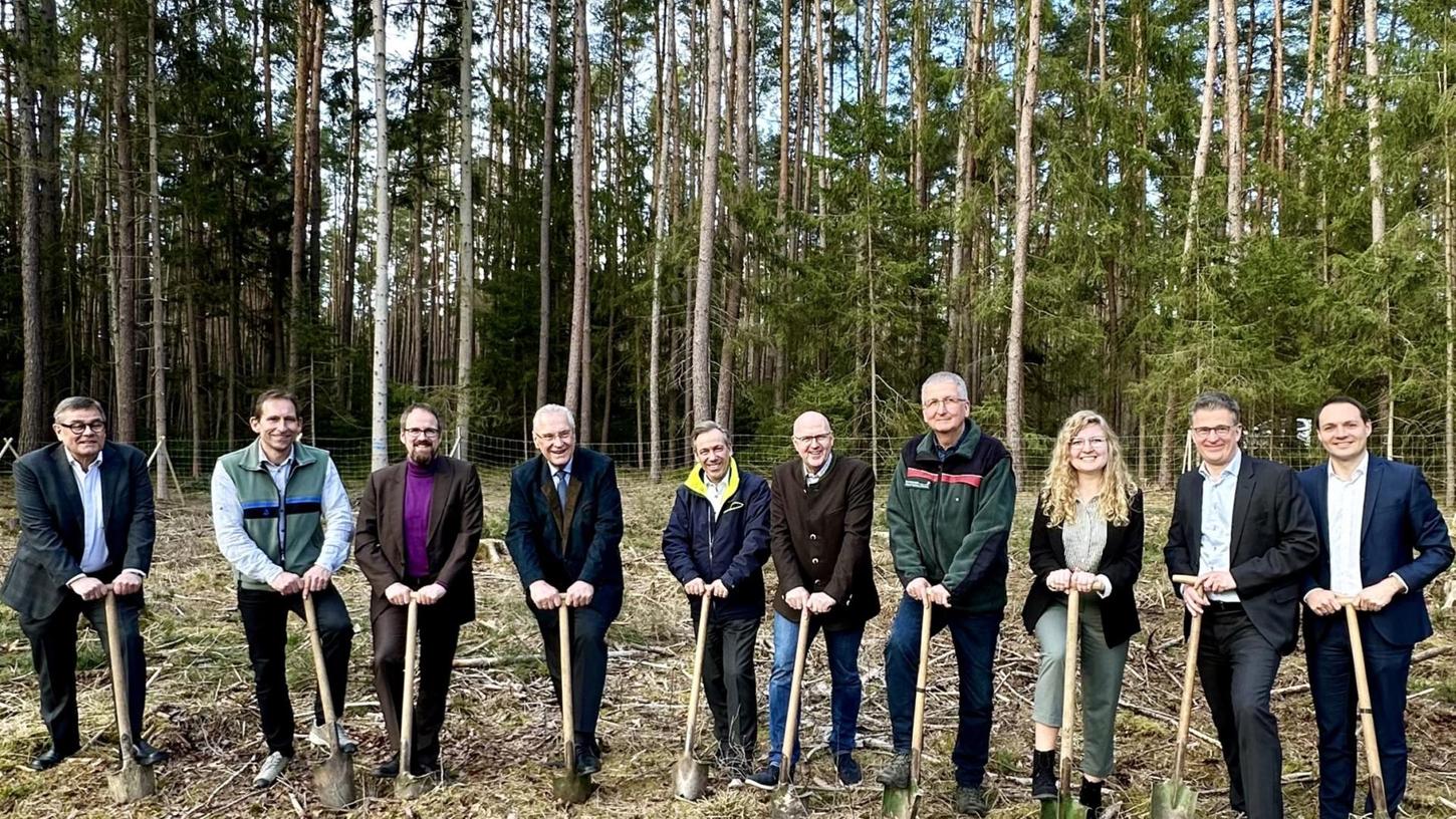 Die Vertreter der federführenden Einrichtungen des Projekts „Klimawälder für ER(H)“ waren bei der Pflanzung dabei.