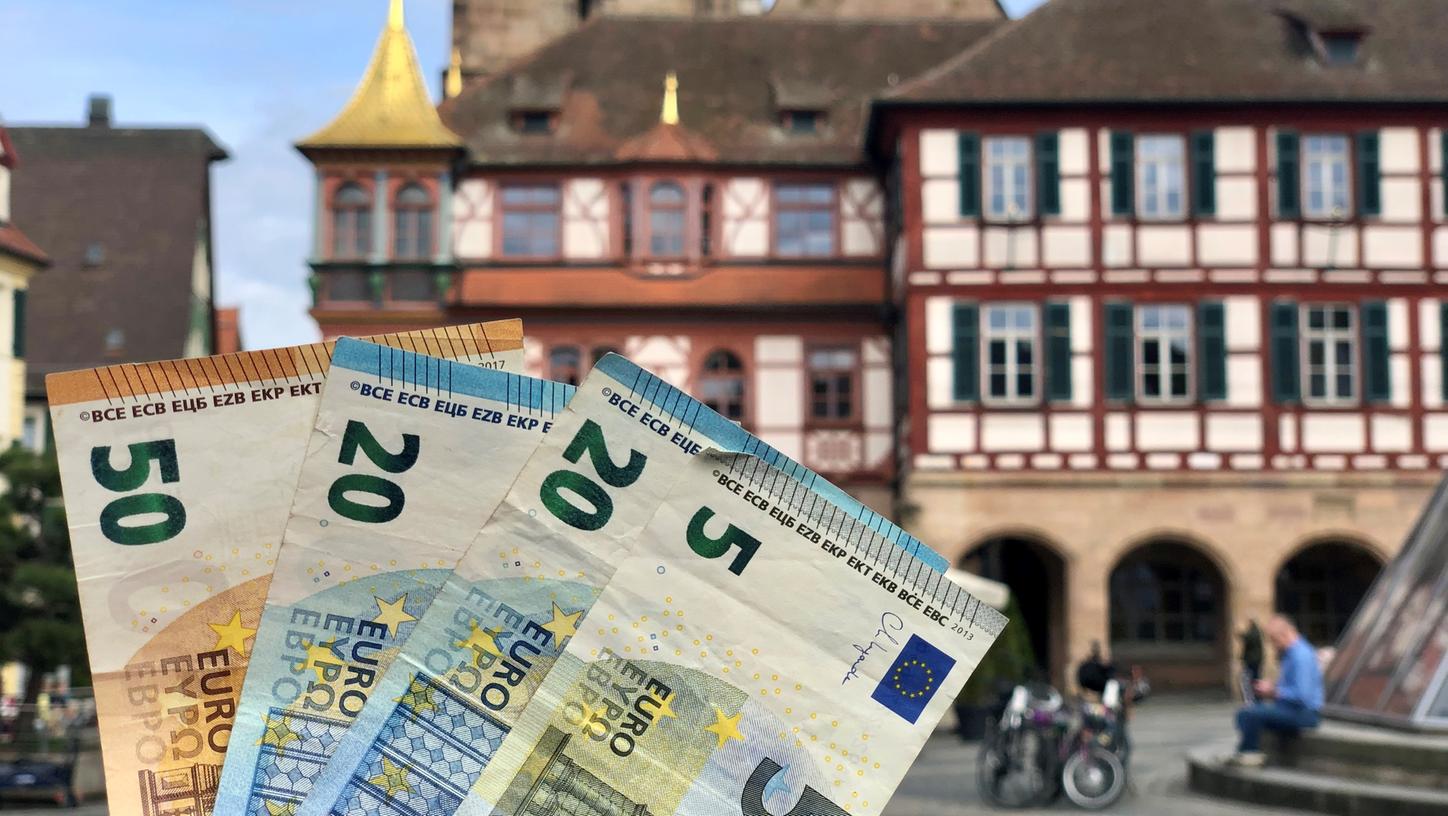 Die Stadt Schwabach muss den finanziellen Gürtel in Zukunft enger schnallen. Dazu wird 2025 ein "Sabbatjahr" eingelegt, was die INvestitionen betrifft.