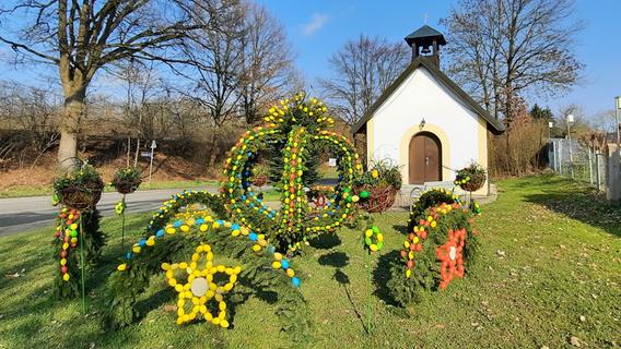 Geschmückt mit 2500 Eiern: Osterkronen in Auerbach sind fertig