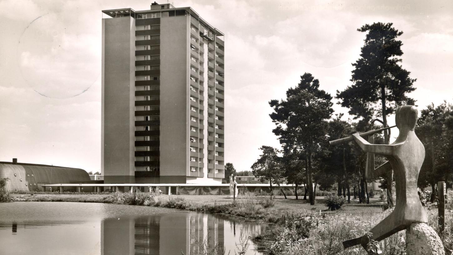 Diese Ansicht des zentralen Hochhauses von circa 1964 zeigt idealtypisch die von Bauherr und Planern gewünschte Verbindung von Parklandschaft, Architektur und Skulptur. 