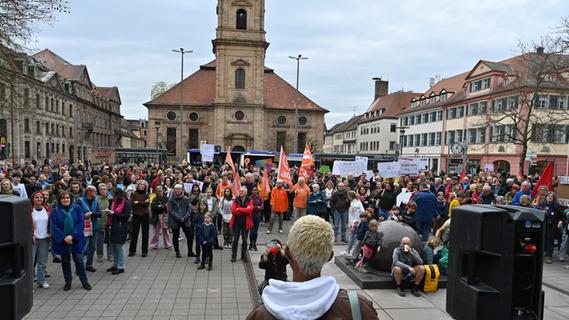 Alt und Jung gemeinsam: 400 Menschen demonstrieren in Erlangen gegen Rassismus und Rechtsextremismus